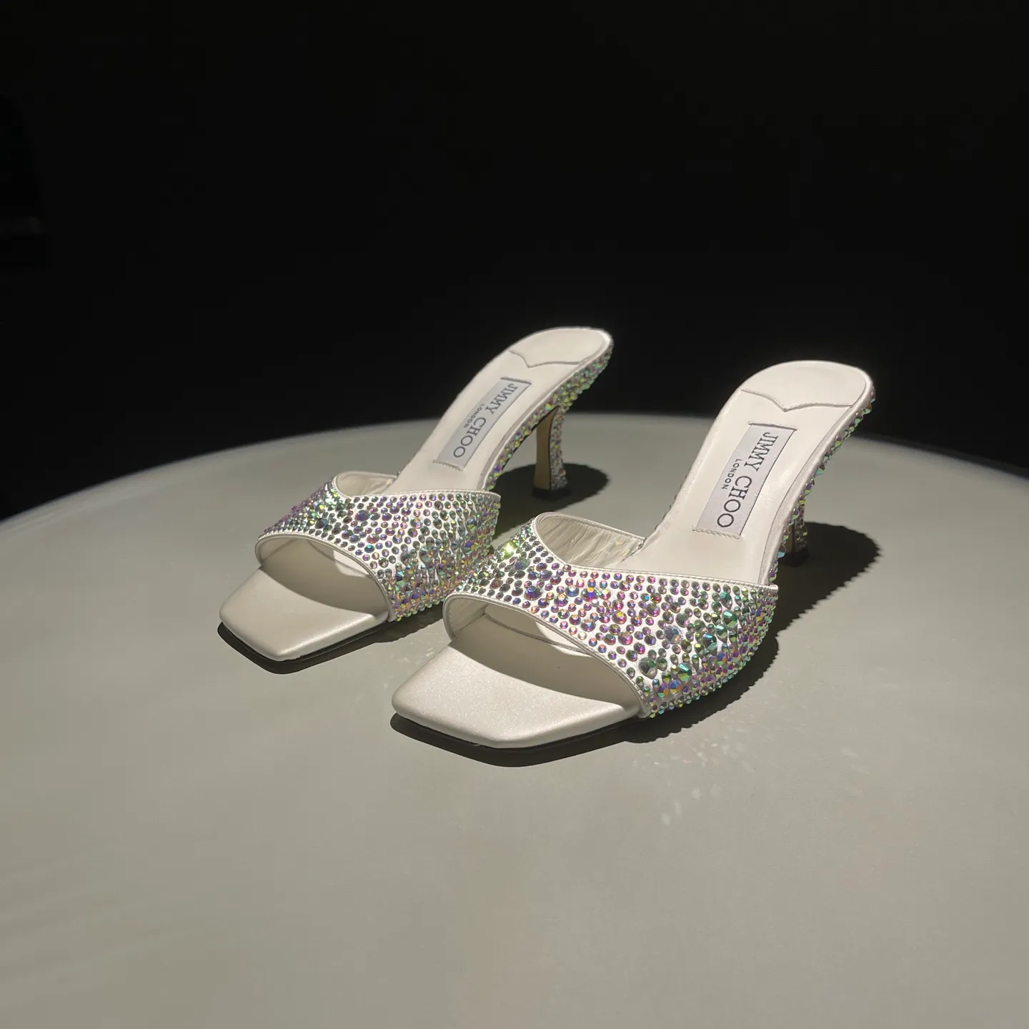 👟👟Ex-factory price 640👟👟 JIMMY CHOO A pair of high heels that can conquer all men👠Easy to wear and versatile, a must-have item for the annual meeting🥂Bilng Bilng is so beautiful that no one can breathe. Material: silk hot diamond gradient champagne color🍸Sheepskin lining Italian leather outsole 2 colors for sale: champagne white Size: 34-40 (41 42 43 (Customized)) Height 7cm, packed at the same time at the counter!